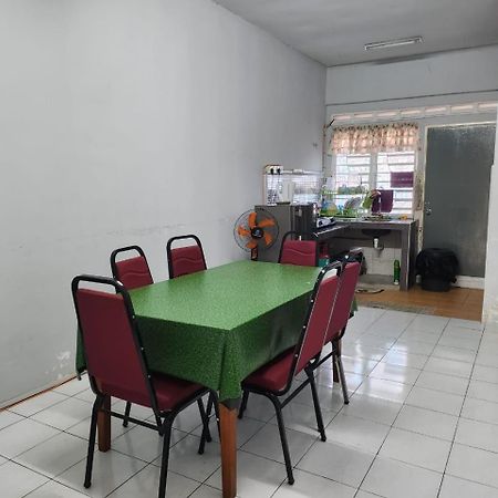 Villa Taufiq 34 Klia Sepang With 3 Airconds & Free Wi-Fi Banting  Esterno foto